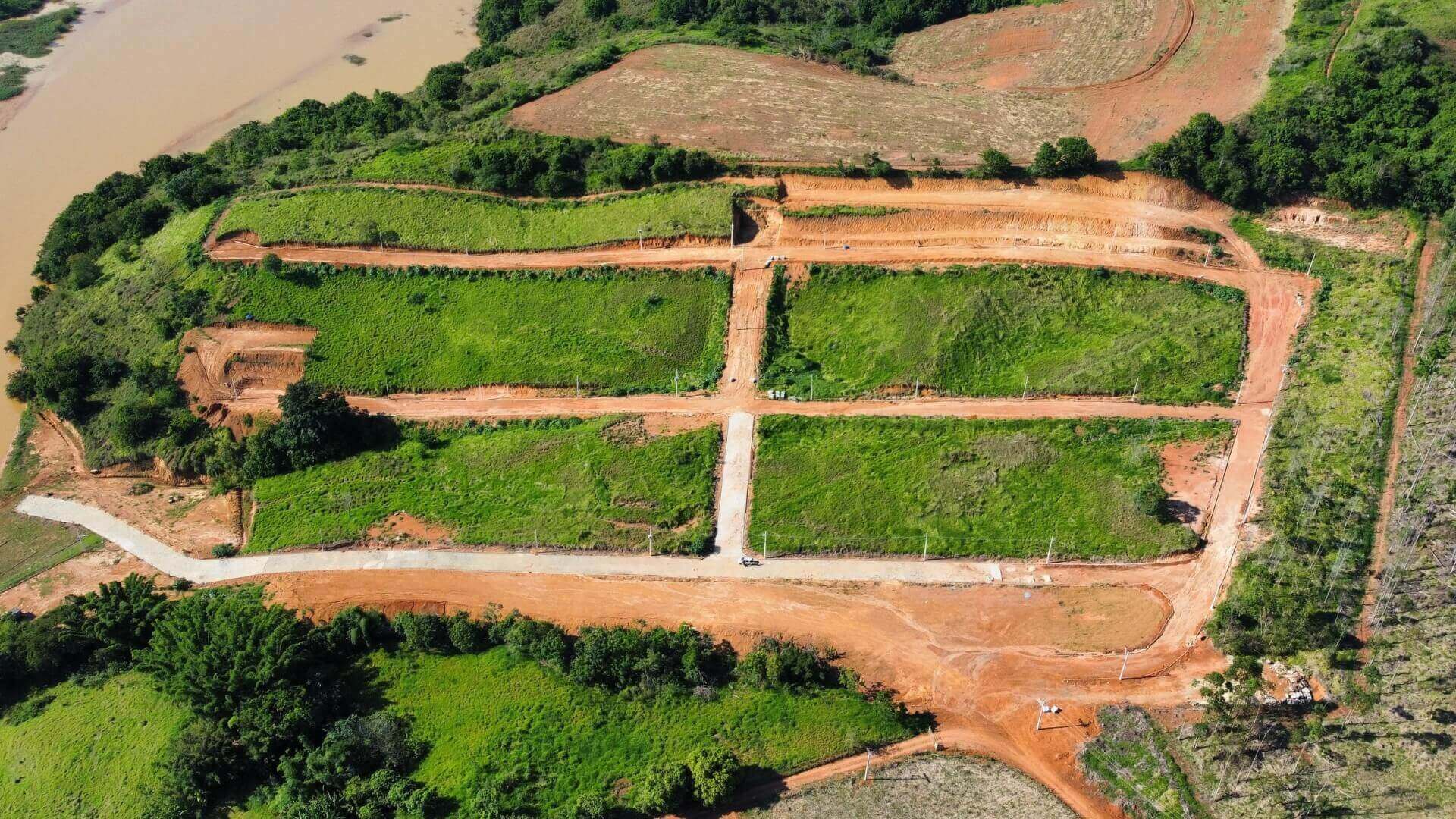 Vista aérea do Loteamento Riviera Residencial Náutico, com terrenos em área verde.