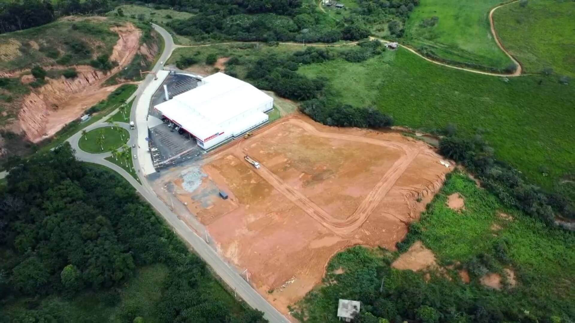 Vista aérea do loteamento Trevo em São João Nepomuceno, com obras em andamento.