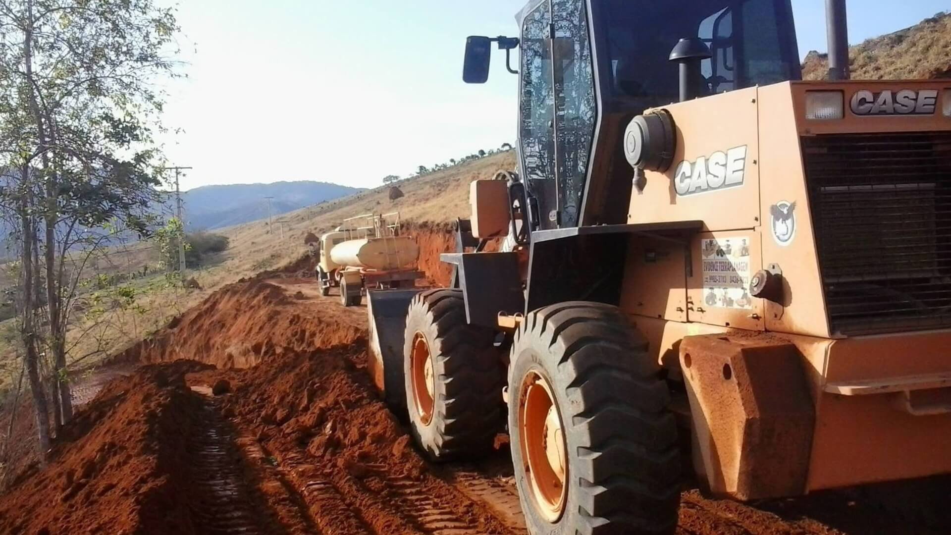 Máquina de terraplenagem em obra do residencial Belvedere em São João Nepomuceno.