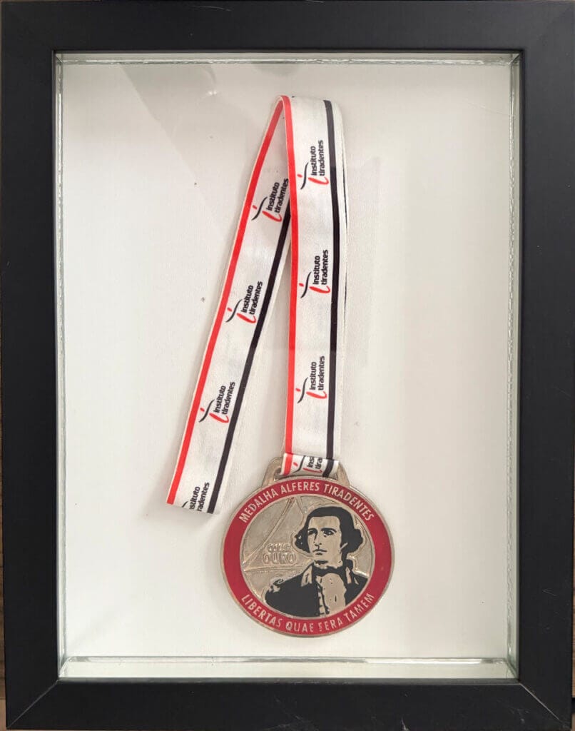 Medalha Alferes Tiradentes Colar de Ouro 2016 recebido por Heric Albertoni do Grupo HBA