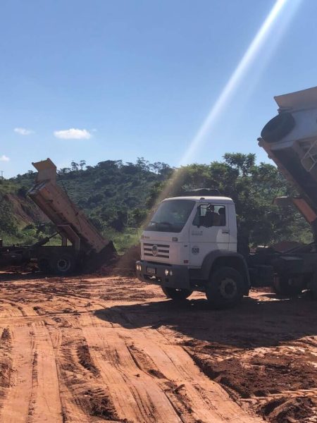Caminhões descarga em obra de loteamento no interior de Minas Gerais pelo Grupo HBA.